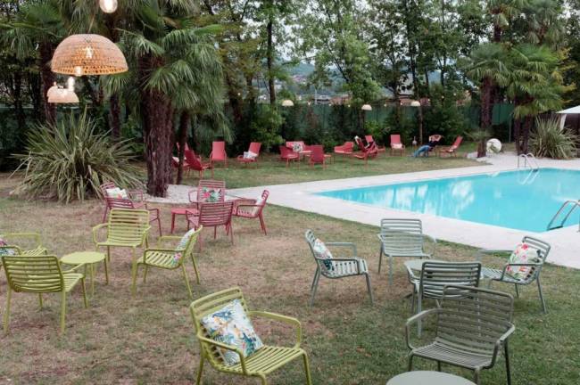 Столик пластиковый журнальный Doga марсала Ø500х400 мм